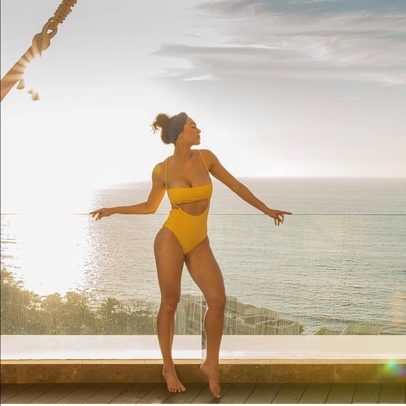 💫💫Super Hot Yellow Two Pieces Swimsuit - Picture 4 of 8